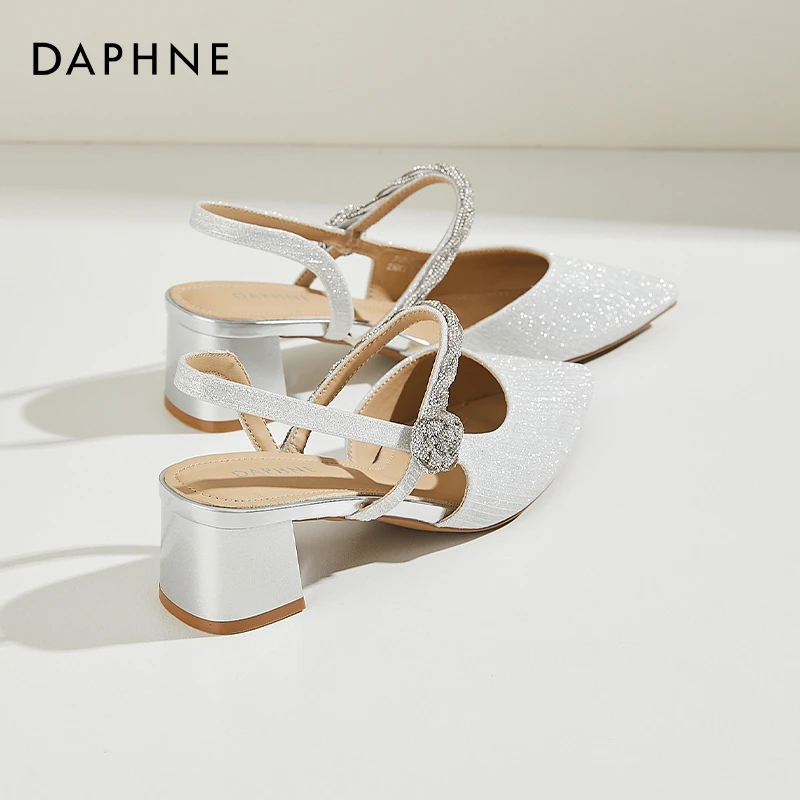 达芙妮女鞋银色尖头凉鞋2025夏季配裙子包头粗跟一字扣中空凉单鞋