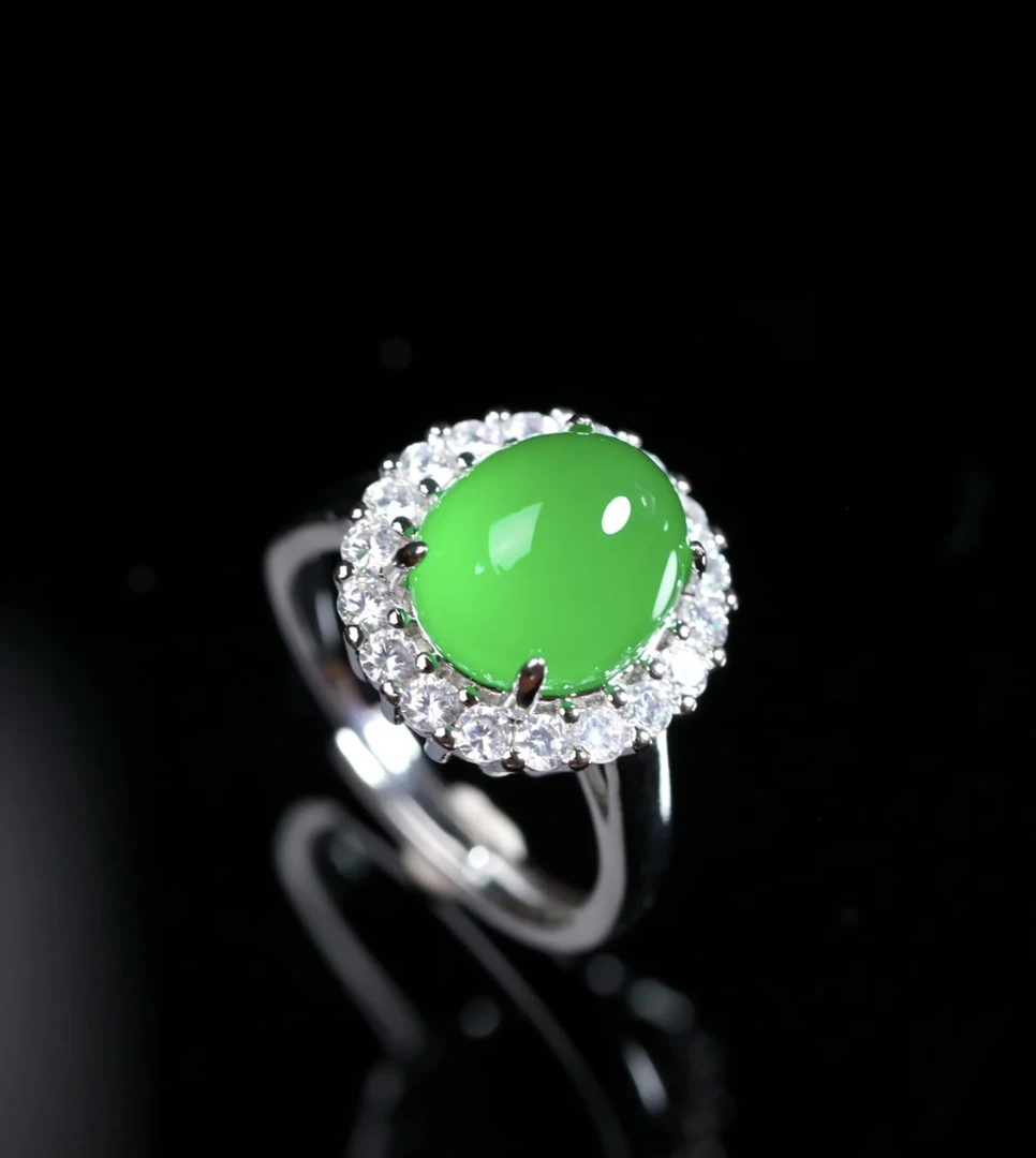 【小女王珠宝】天然绿玉髓正阳满绿满钻戒指卡12白银色底托