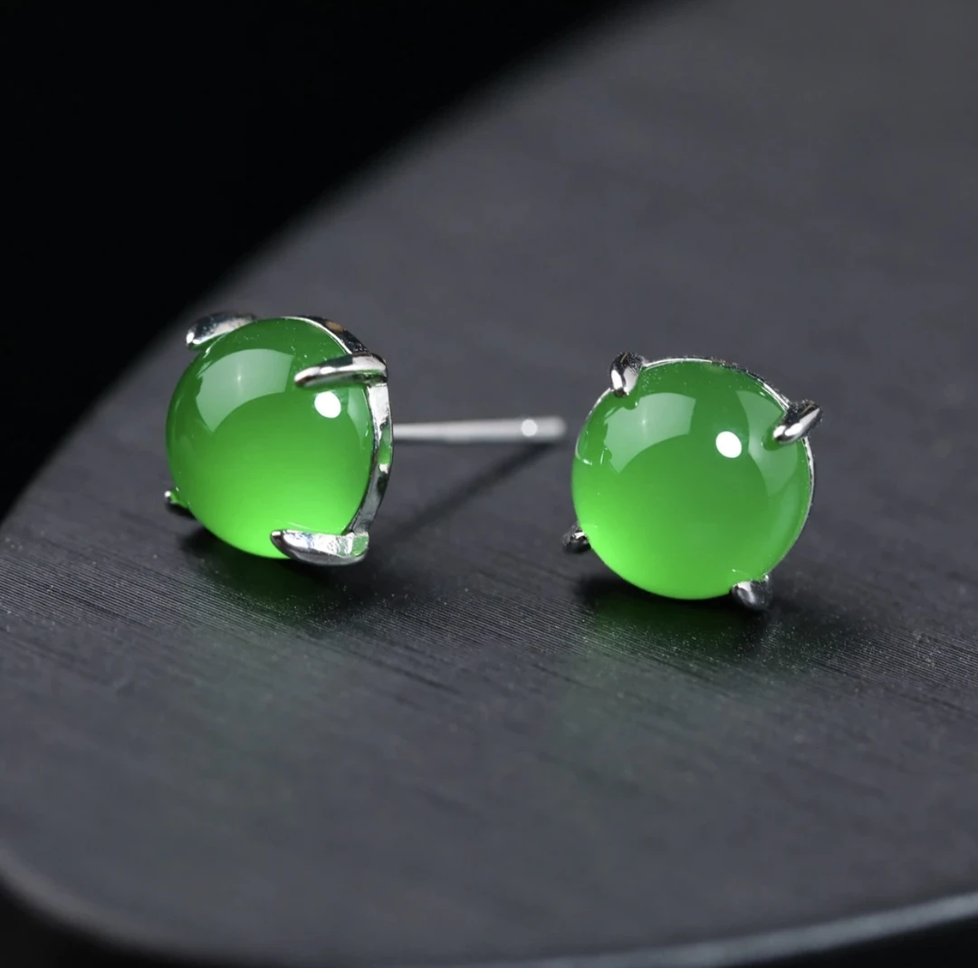 【小女王珠宝】天然绿玉髓满绿正圆简镶耳钉卡8白银色耳针