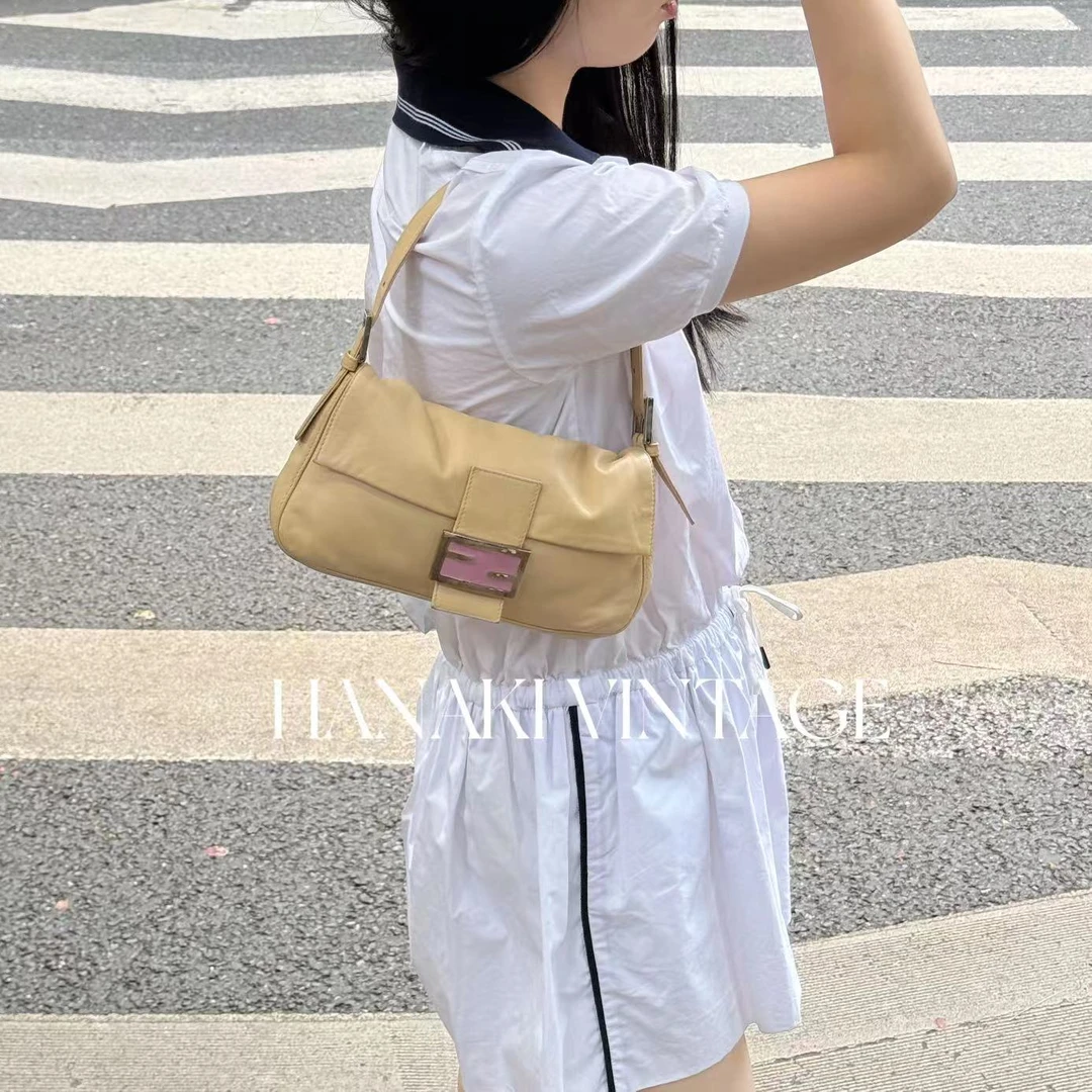 95新 FENDI/芬迪 花绮中古/FENDI奶黄色樱花扣腋下法棍包/95新