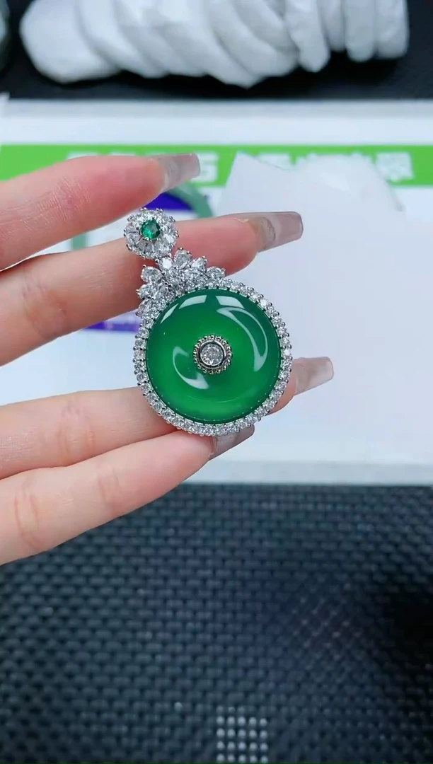 【闪购商品】石英质玉手镯未镶嵌绿色平安扣