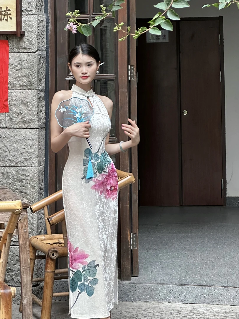 叁屿定制 花仙~新中式温柔国风弹力丝绒削肩定位花长款旗袍连衣裙