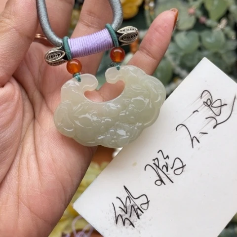 蛇纹石玉吊坠合金
