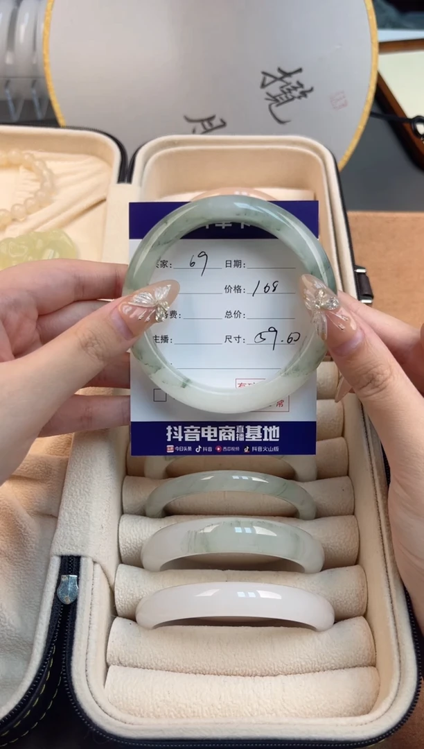 【闪购商品】石英质玉手镯未镶嵌天山翠