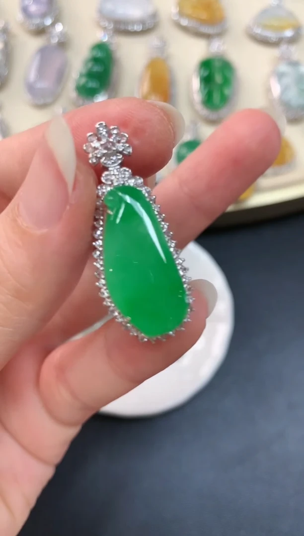 【闪购商品】翡翠吊坠(不含链)18K金镶嵌福瓜A155|19800