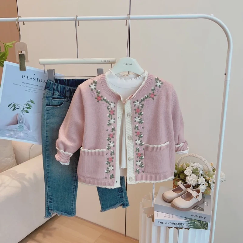 女童花朵上衣2024春秋新款韩版甜美洋气时尚绣花拼接女宝针织开衫
