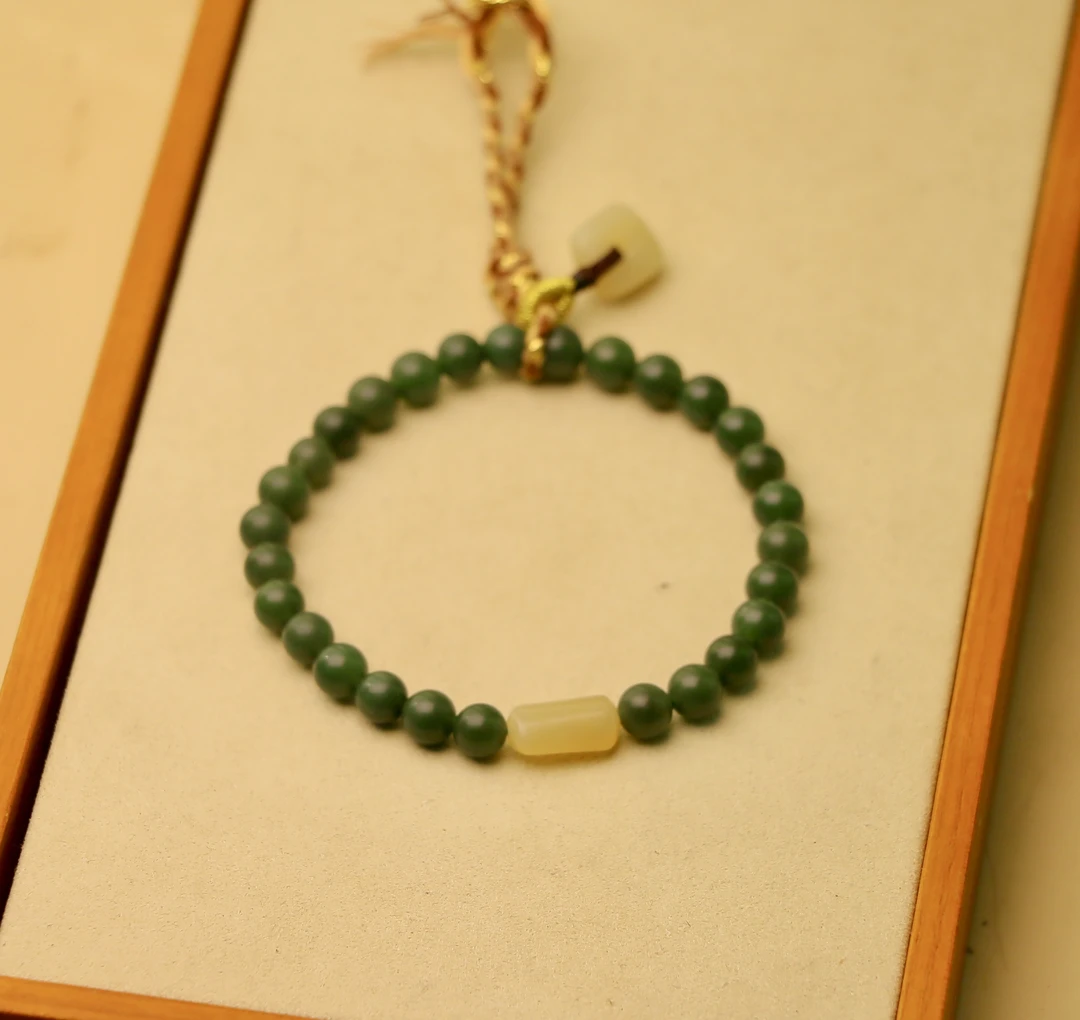 【每一次抬手，尽揽云岫烟青】和田玉沙枣青手串