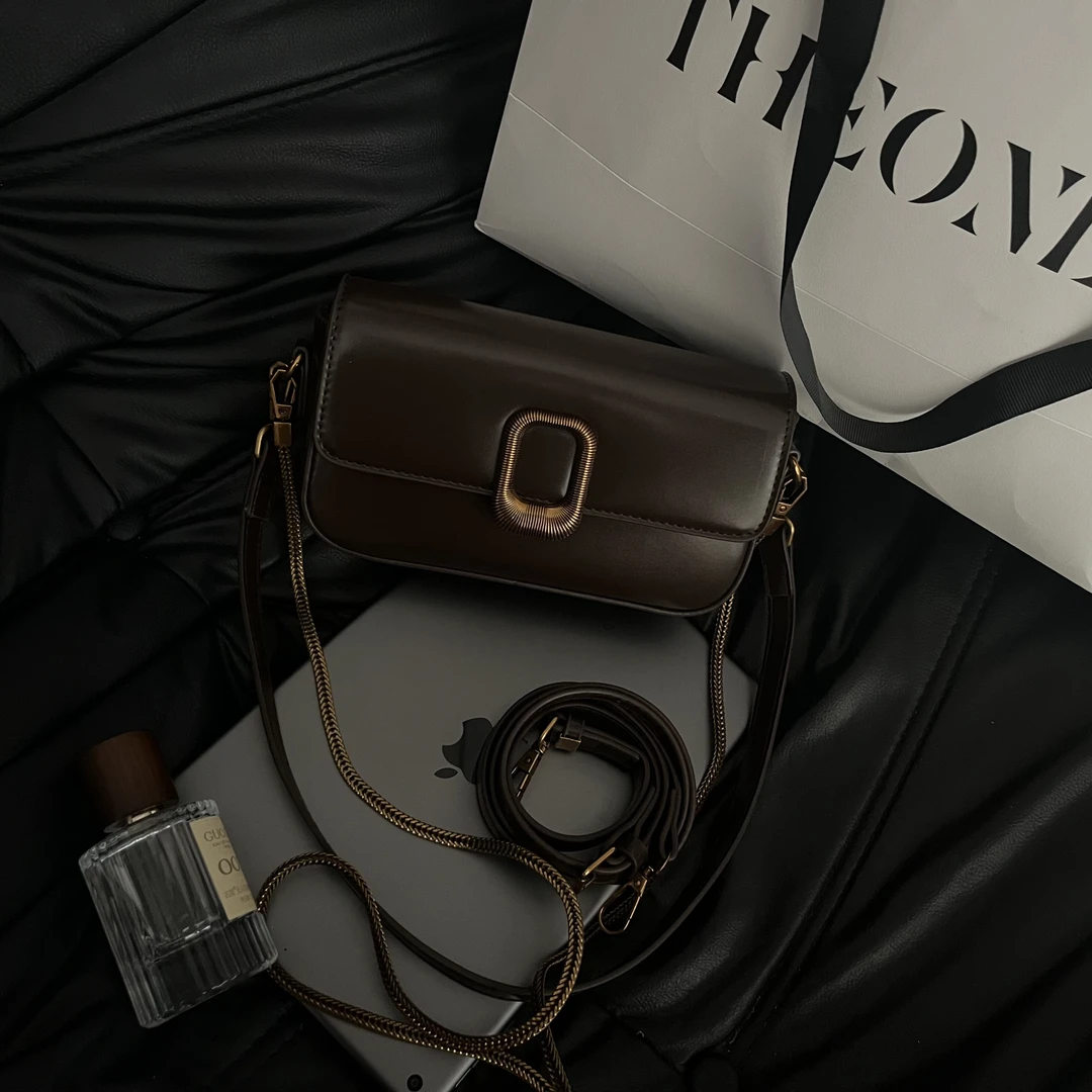 早春新款高质感小方包单肩斜挎腋下包通勤时尚小众设计挎包女斜挎