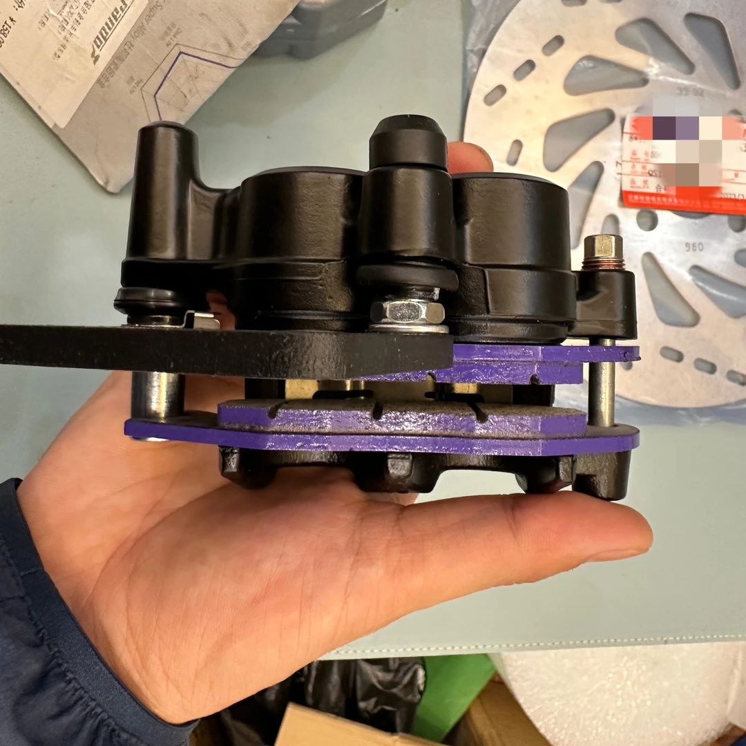 铃木UYUU升级前刹车卡钳日清双活塞卡钳车力屋改装紫皮刹车片无损