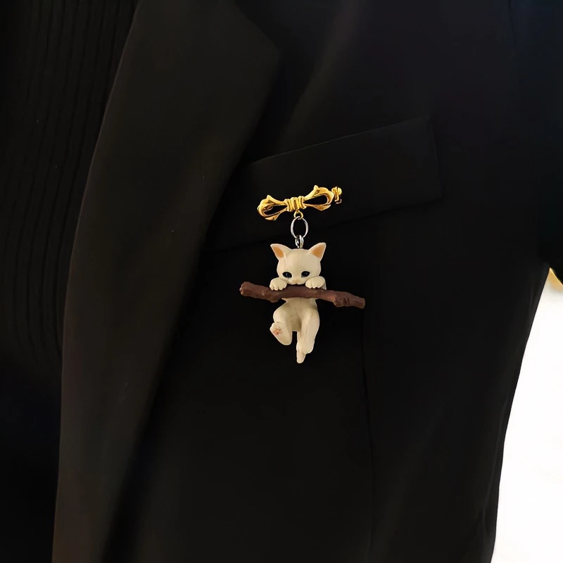 锌合金胸针 抱树枝小猫咪可爱卡通立体少女心秋冬衣服包饰品简约