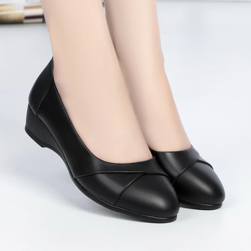 2025新款妈妈鞋女软皮单鞋牛筋底防滑圆头宽松皮鞋中老年平底鞋女