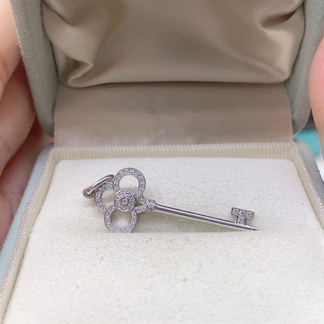钻石吊坠(不含链)18K金镶嵌k白皇冠钥匙吊坠