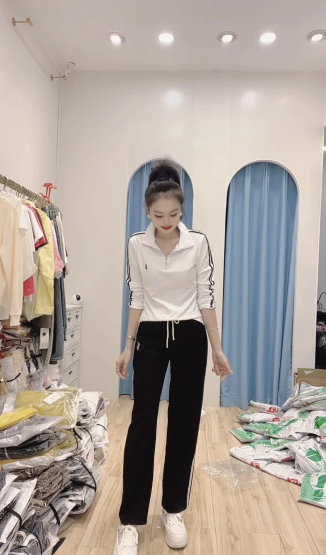 【小玉】新款秋冬休闲百搭圆领简约刺绣正肩上衣