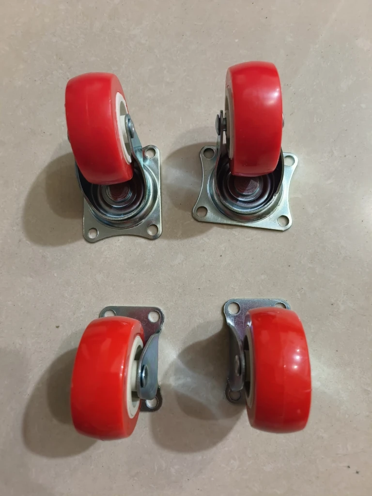 4个轮子（2个万向轮2个直线轮）