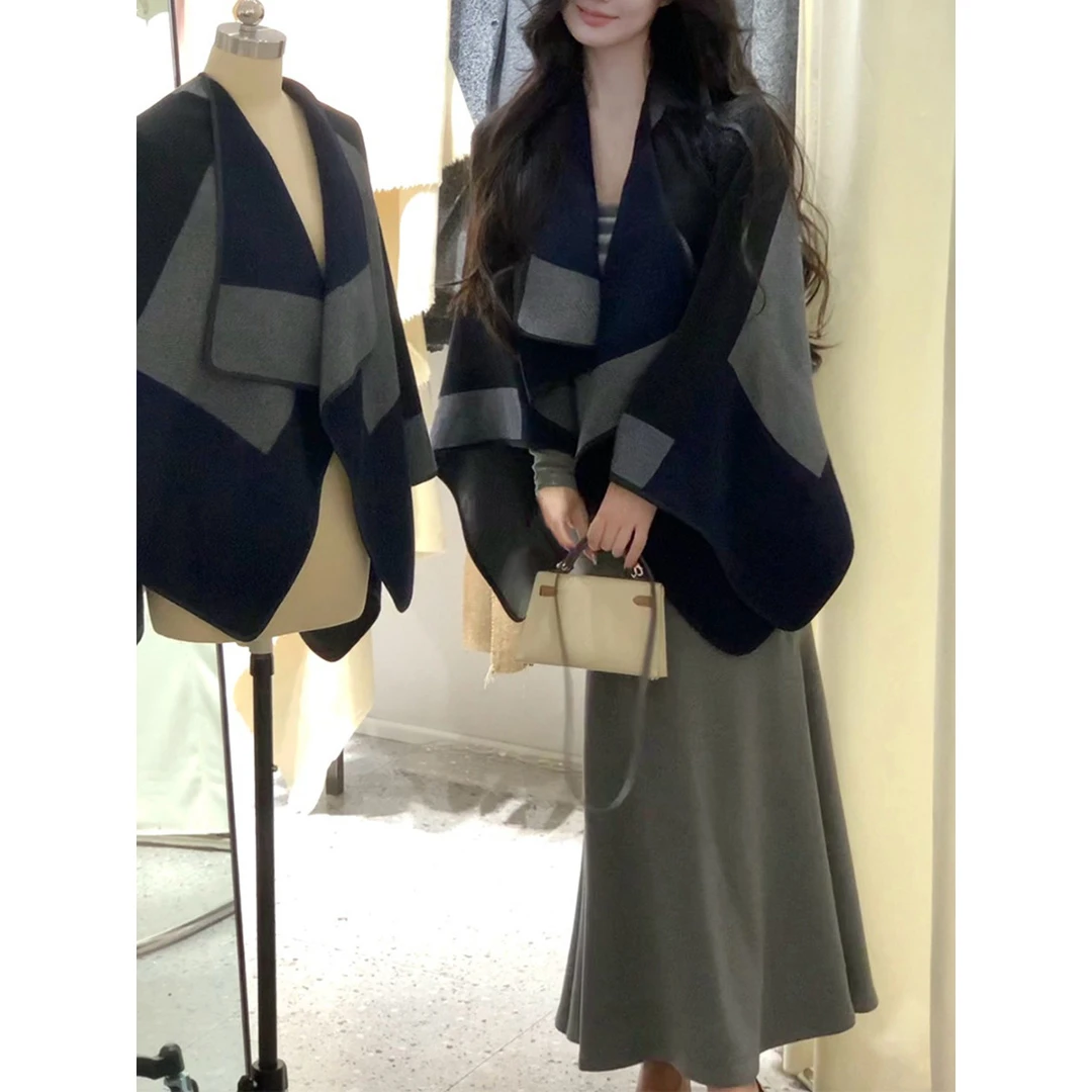 马场复古轻奢高级感格纹斗篷上衣女秋季新款设计感时尚百搭披肩