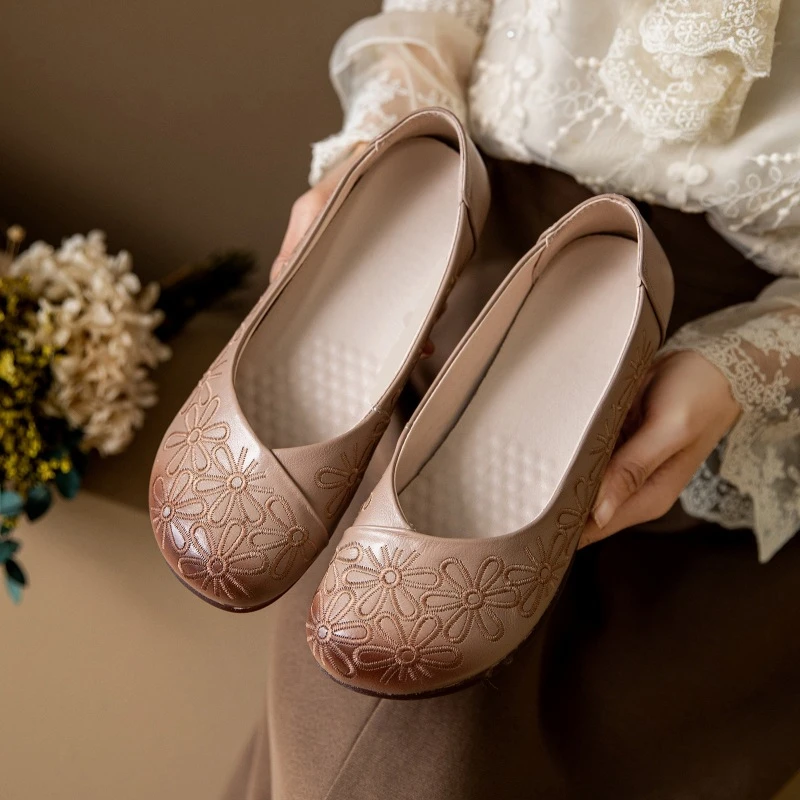 妈鞋春秋款真皮软底单鞋女中老年舒适防滑平底老人奶奶休闲皮鞋