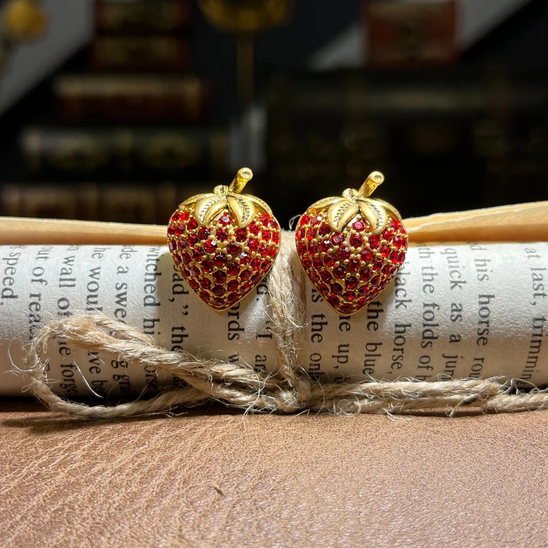 合金耳饰 7153 中古草莓耳钉精致红色耳环时尚秋冬新款轻奢耳饰女