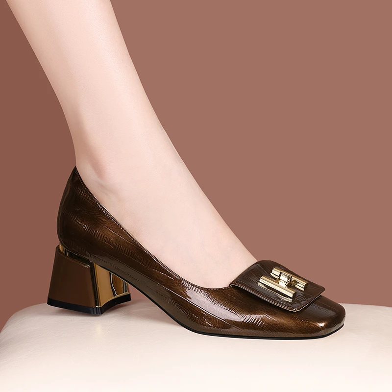 方头浅口粗跟单鞋女中跟鞋春秋新款时尚棕色百搭洋气方扣女鞋Q80