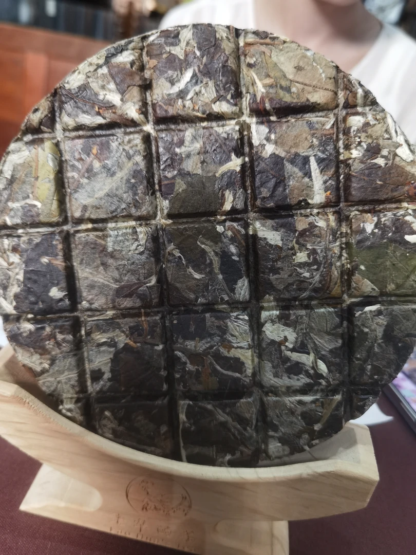 2023年     古树羽毛种白茶饼280克