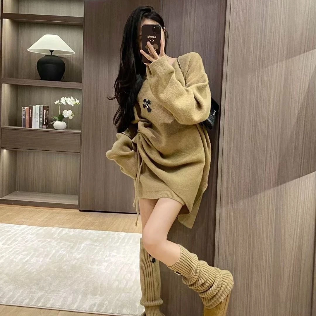 小众网红同款刺绣十字架大V领宽松中长版毛衣短裙裤袜加厚三件套