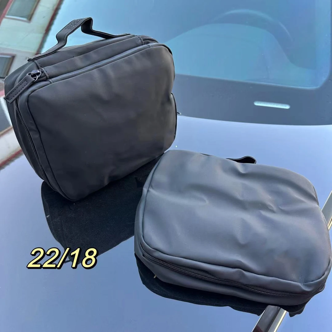 碧欧黑色高端材质分区化妆包