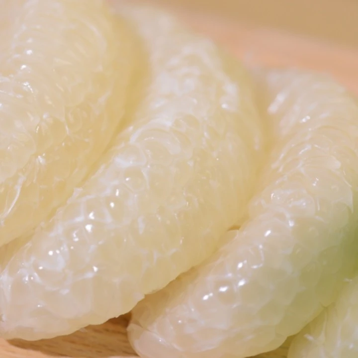 井岗好吃金沙柚三个装毛重约四斤左右，皮薄肉厚、鲜嫩多汁新鲜水果