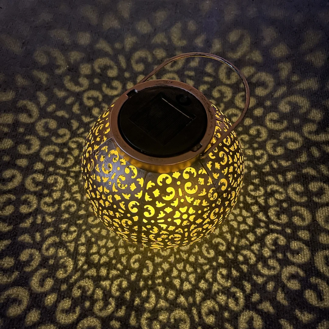 太阳能镂空灯古铜色手提铁艺灯笼户外草坪景观灯太阳能庭院灯笼