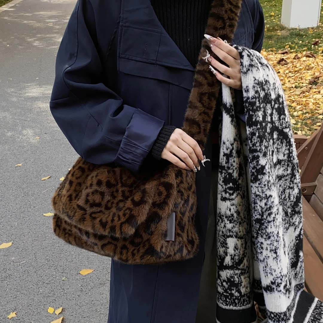 秋冬季大容量包包女式2025新款休闲超火毛绒斜挎包轻便百搭毛毛包