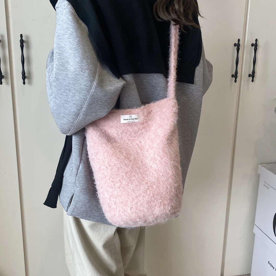 松弛感大容量毛呢包包女2025新款秋冬季通勤单肩斜挎包手提托特包