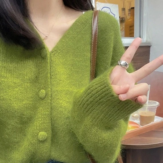 春秋牛油果绿针织开衫女高级感慵懒外穿毛衣外套复古软糯V领上衣