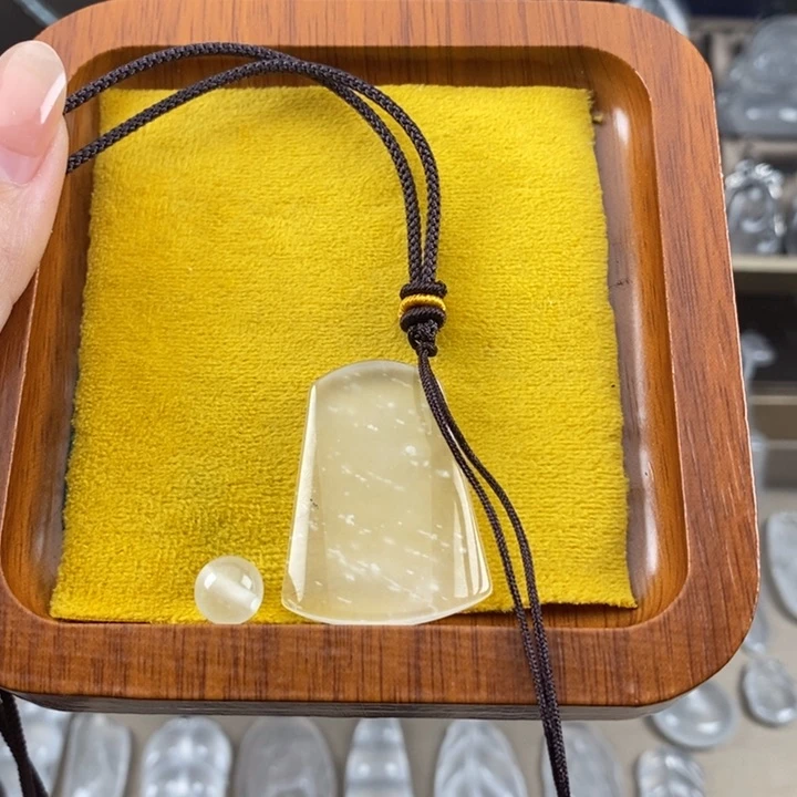 石英质玉颈饰未镶嵌时**再