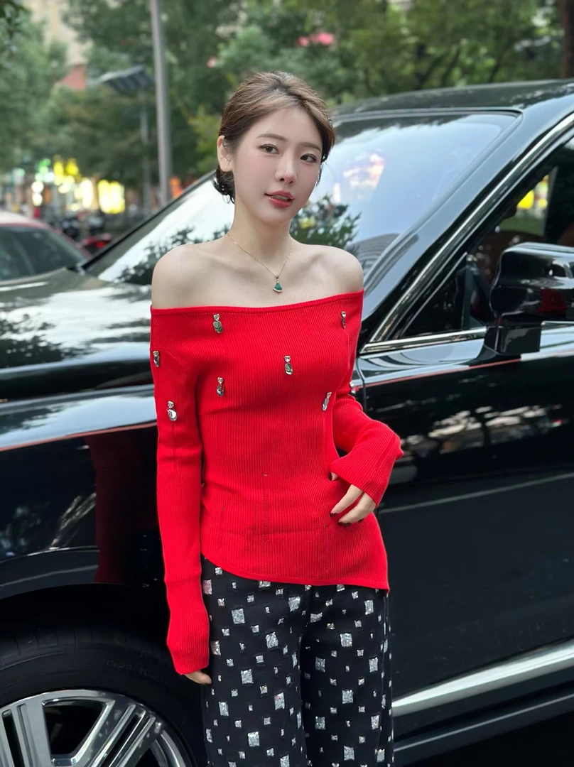 UTUH一字领钉珠珠片点缀不对称气质针织衫TDWFW2Z337