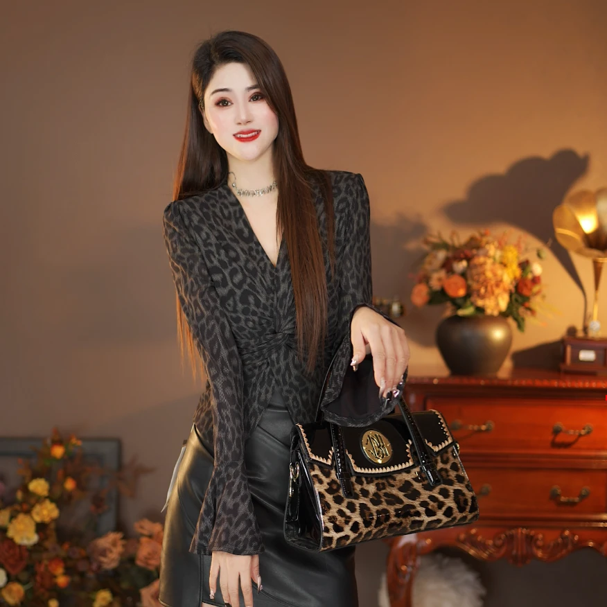 姐6720豹纹设计感扭结显瘦打底衫秋季新款喇叭袖长袖T恤女上衣