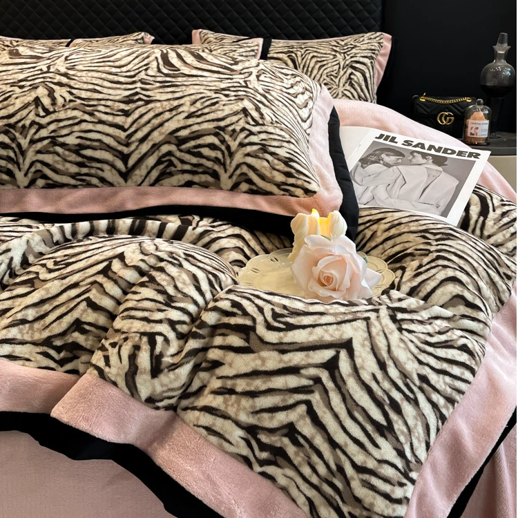 豹纹牛奶绒四件套宽边轻奢风高克重牛奶绒冬季加厚保暖双面绒