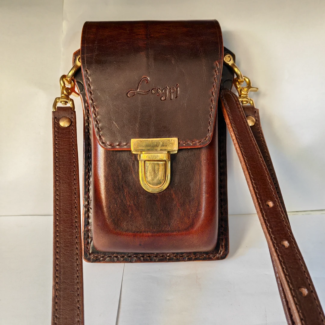 单肩真皮塑形手机挎包，有两个卡位，牛皮手机包多功能