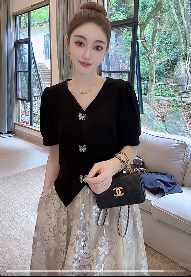 Nalian/拿恋豆子严选-设计感v领蝴蝶扣收腰上衣女   DZ95000