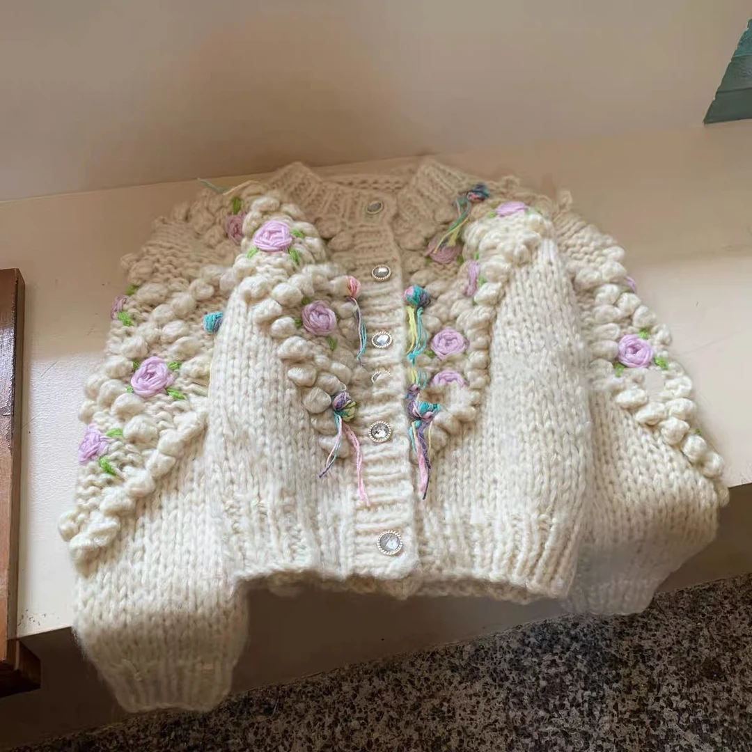 洋洋优选-秋冬新款重工立体球球花朵单排扣设计毛衣外套女YY70660