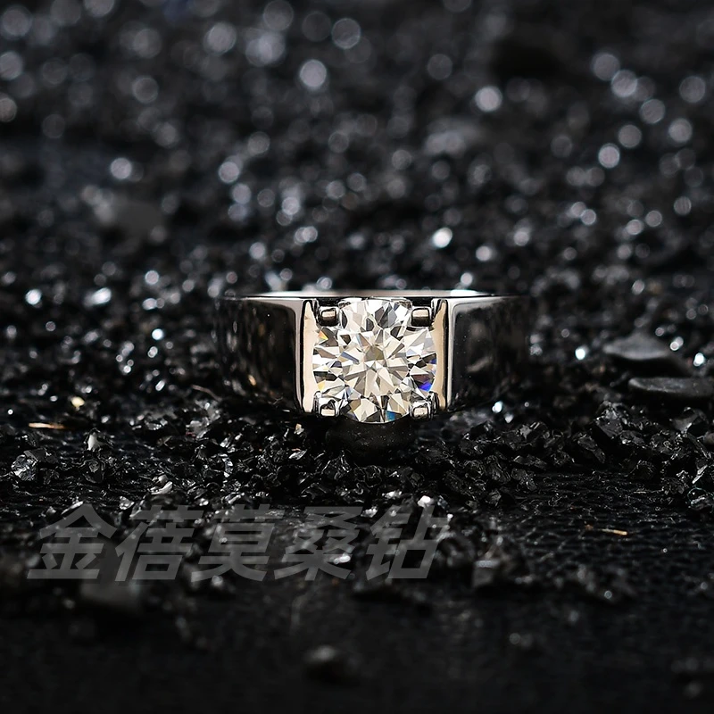 925银莫桑石银制品 2克拉光面牛头男戒轻奢时尚结婚镶钻白色