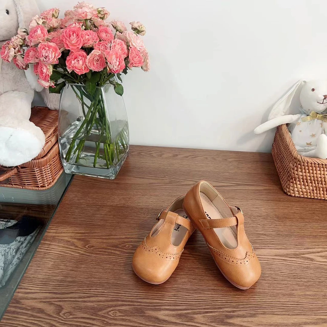 女童魔术贴纯色圆头小皮鞋2402