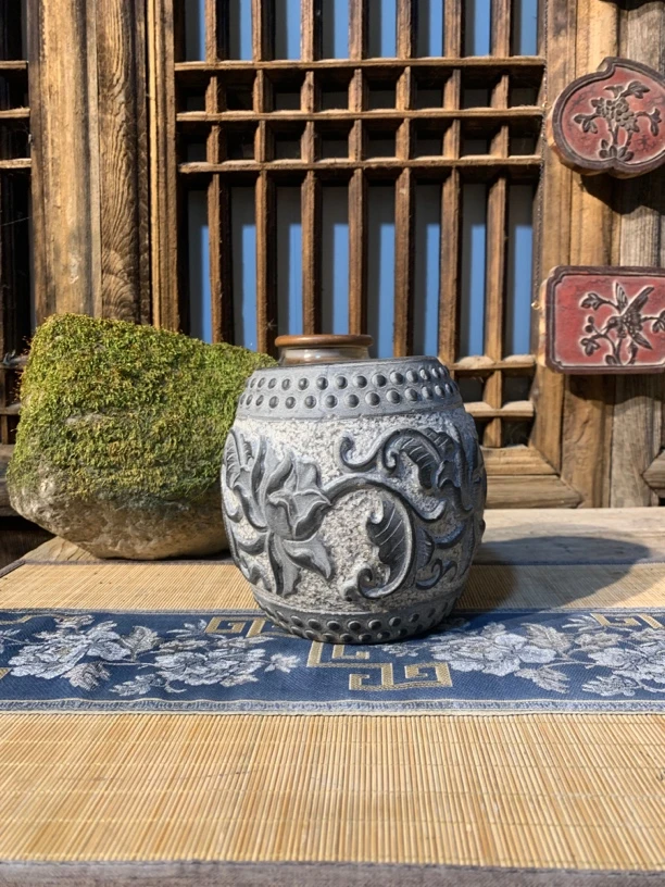 青石雕刻缠枝莲鼓（高14/直径14/可用面径9.5厘米）