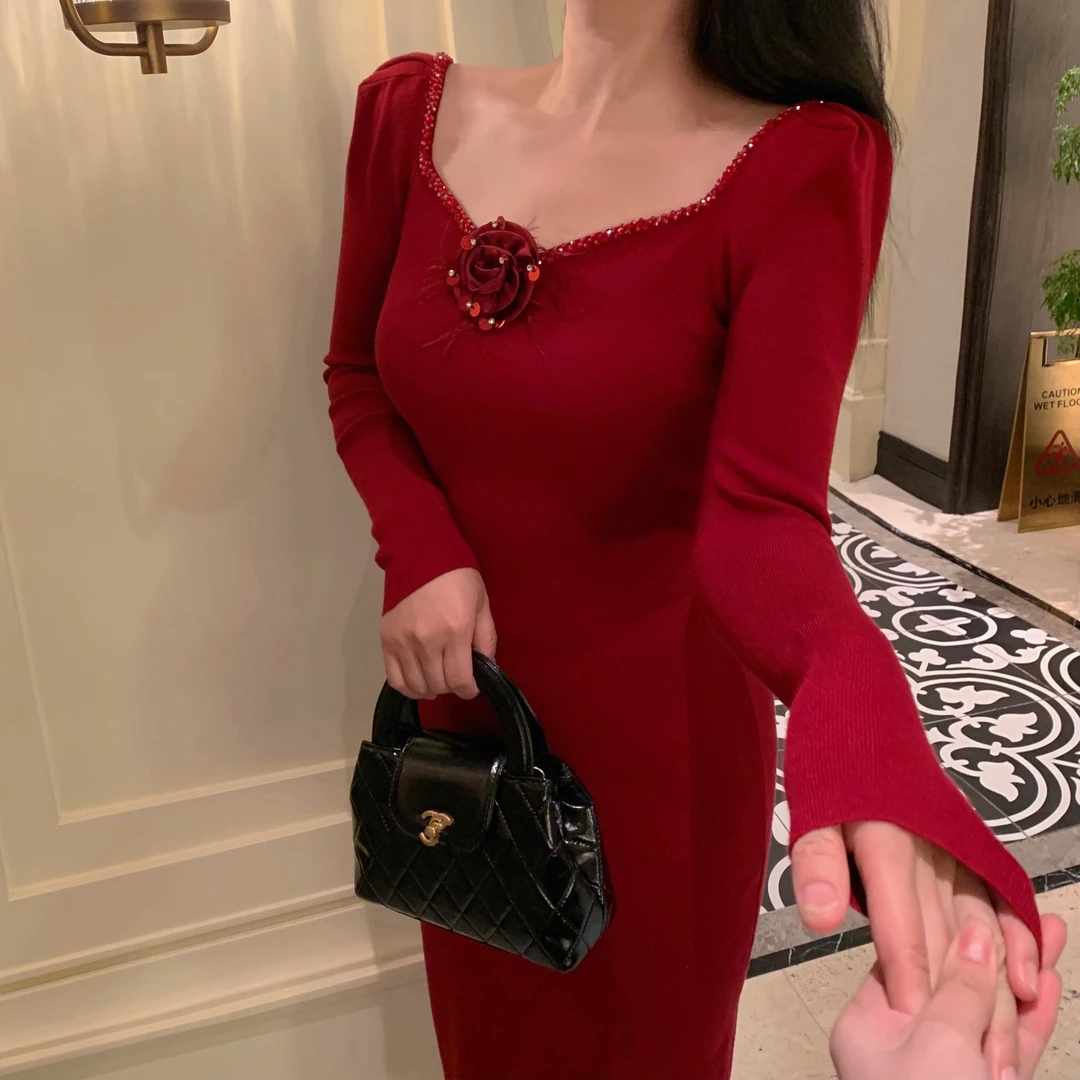 魅鹊 601 秋冬圣诞新年红法式方领重工钉珠修身显瘦包臀连衣裙