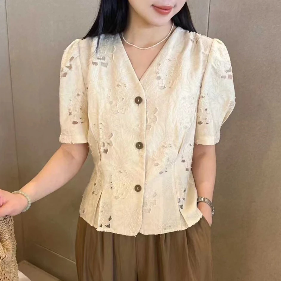 【高端定制】2025夏季新款气质V领镂空短袖设计感时尚显瘦女衬衫