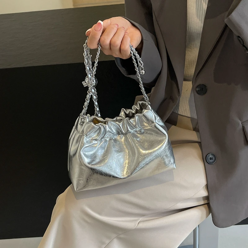 夏季高级感链条包女小众百搭斜挎包2024新款银色抽绳水桶包云朵包