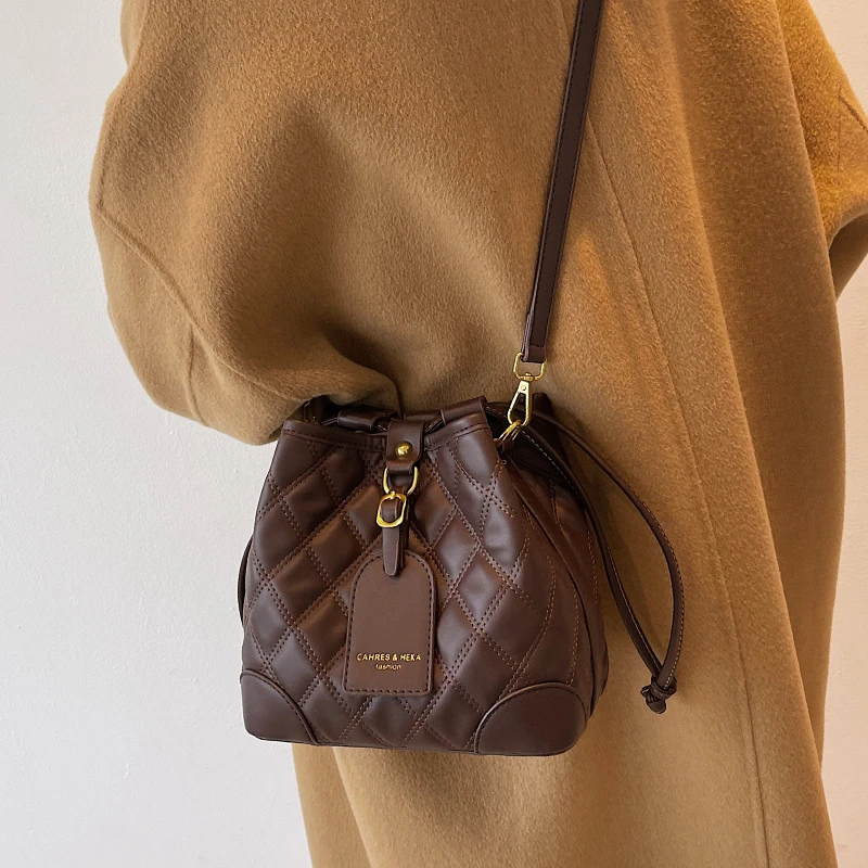 小众包包设计女包2024新款春夏流行个性菱格单肩斜挎包时尚水桶包