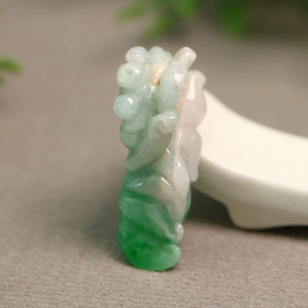 #9290糯白底飘阳绿天然A货翡翠金鱼吊坠