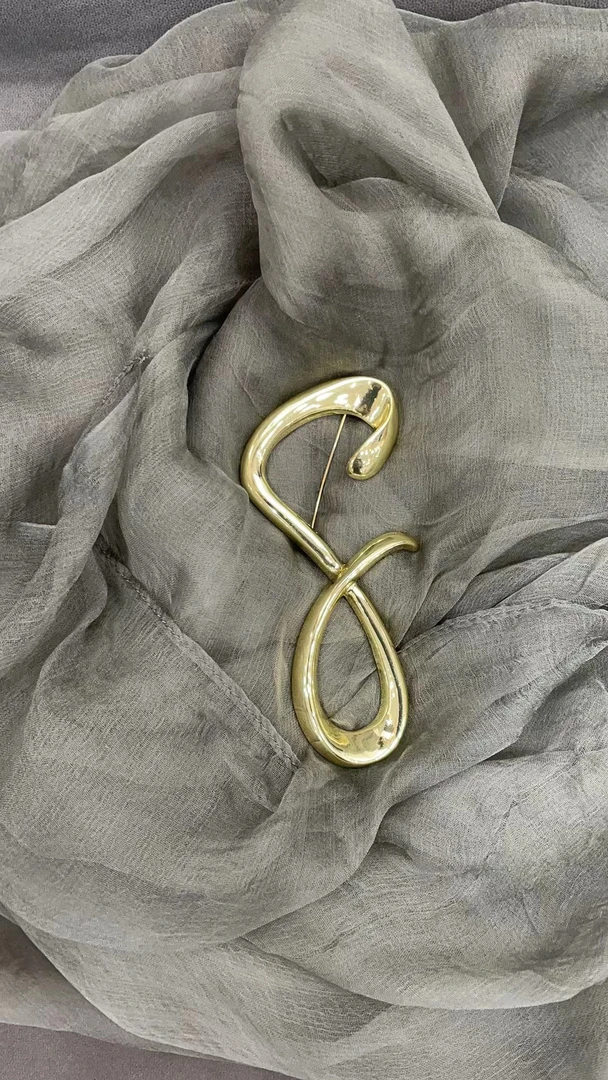 合金胸针 【辣妈精选】百搭时尚8字领胸针高档极简简约光面金色轻奢