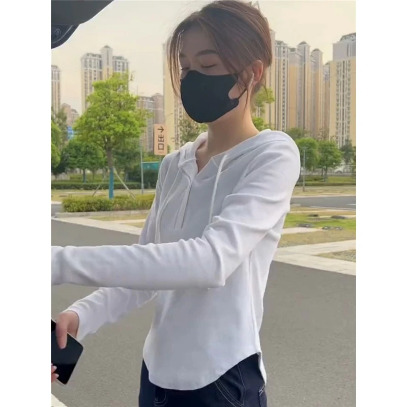 秋薄款外穿连帽显瘦卫衣女2023新款设计感小众钮扣长袖打底上衣W