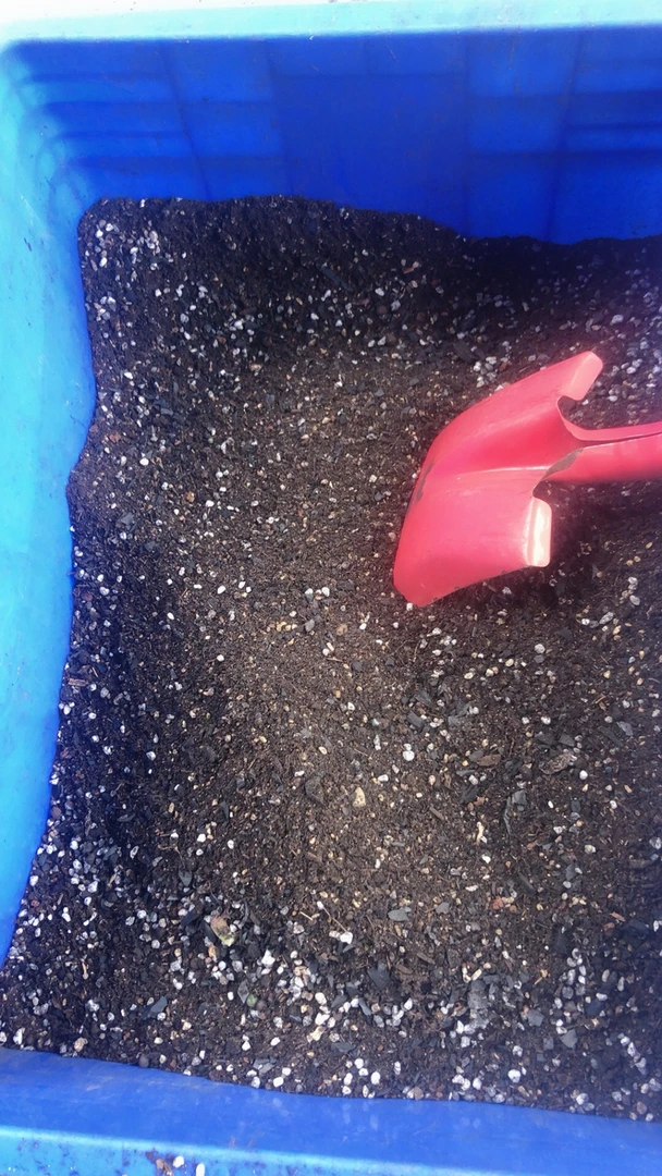 包包邮多肉颗粒土，大概9斤左右，有木炭碎，蛭石，珍珠岩