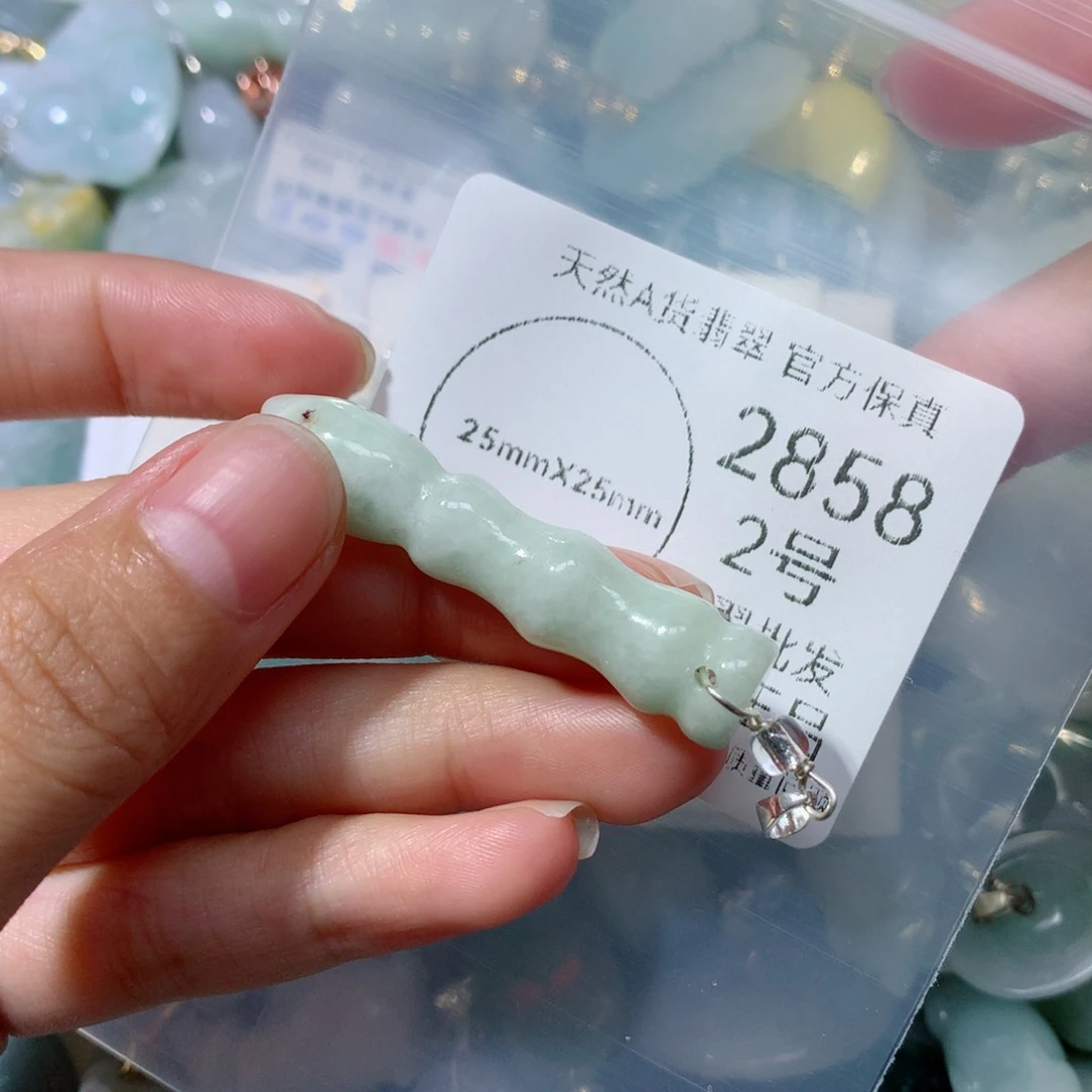 翡翠挂件未镶嵌翡翠