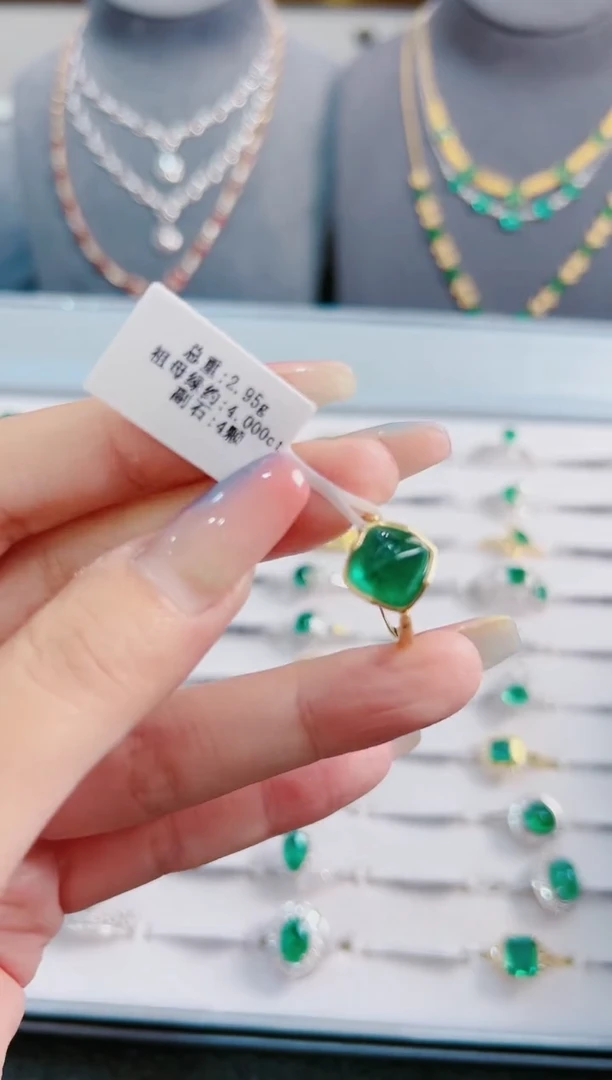 【闪购商品】祖母绿戒指18K金镶嵌。